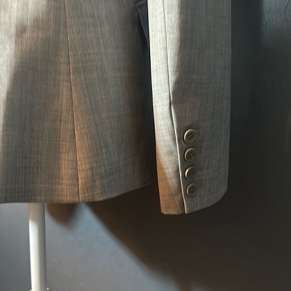 Theory Light Gray Structured Blazer with Notched Lapels and Fitted Silhouette - Picture 5 of 9